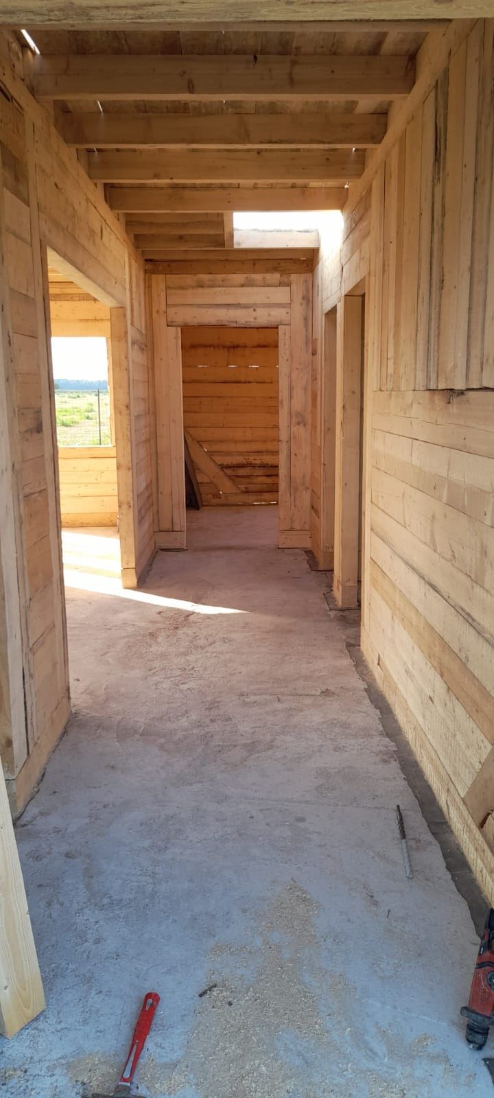 Interior casă din lemn masiv, în lucru