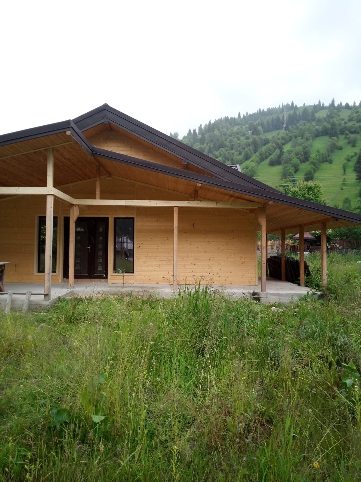 Casă din lemn finalizată, verandă acoperită