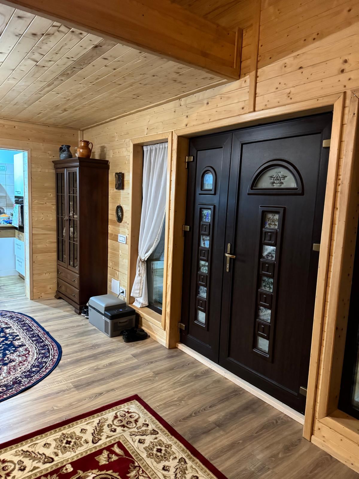 Hol de intrare, interior casă din lemn