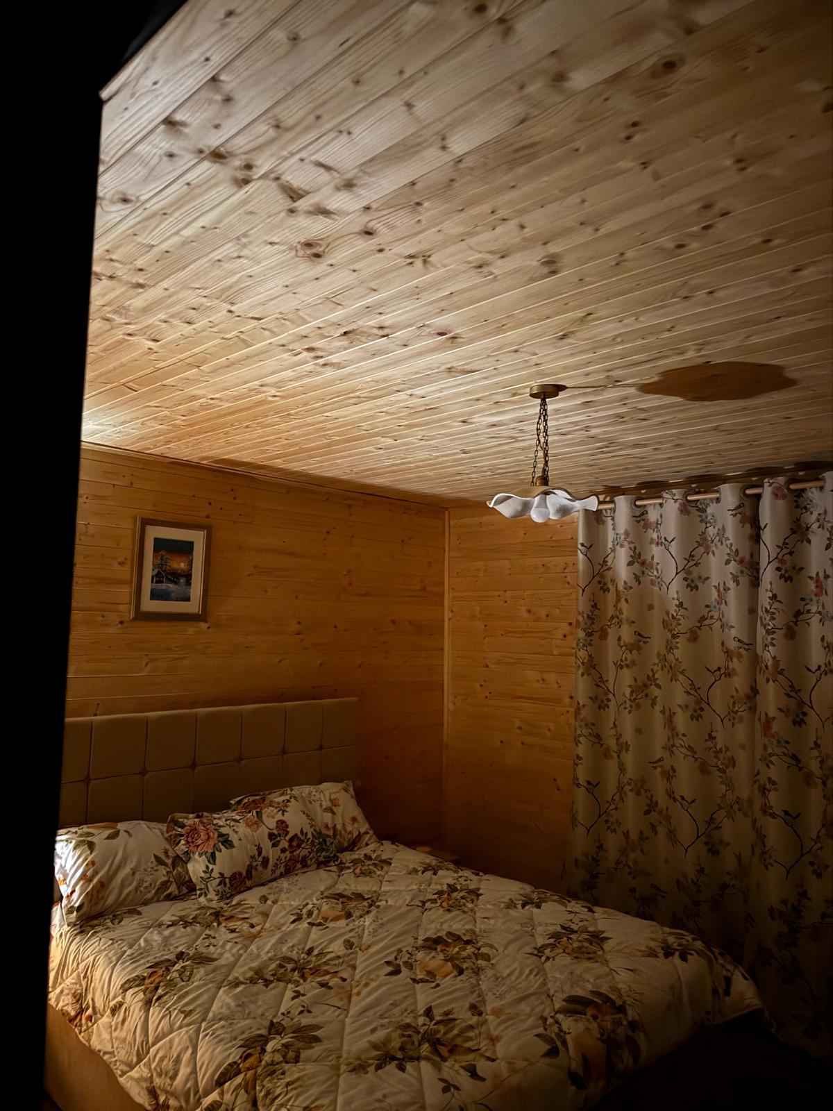 Dormitor finisat, interior casă din lemn
