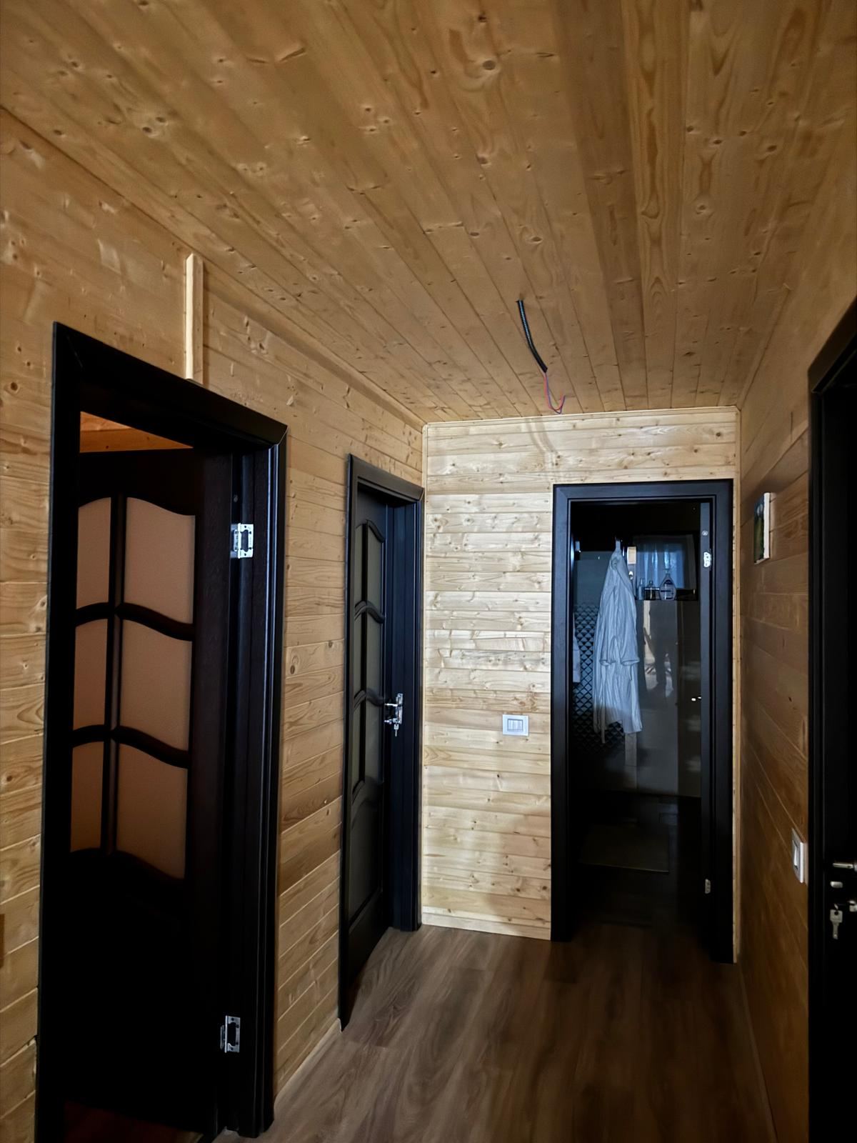 Culoar interior, finisaje lambriu din lemn