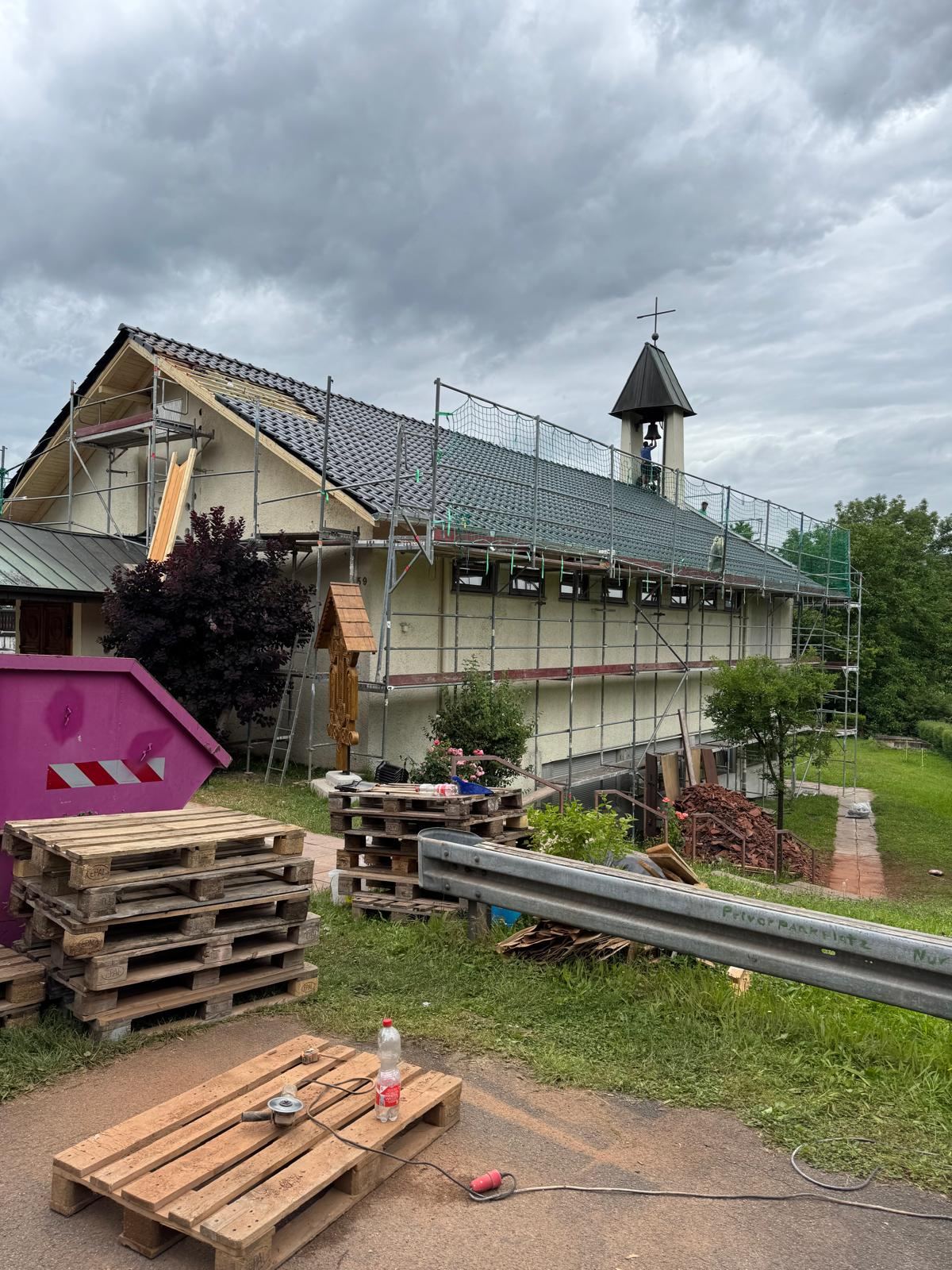 Lucrare de renovare acoperiș biserică