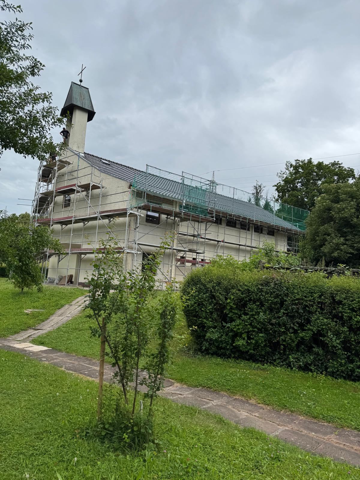 Lucrări de renovare acoperiș biserică